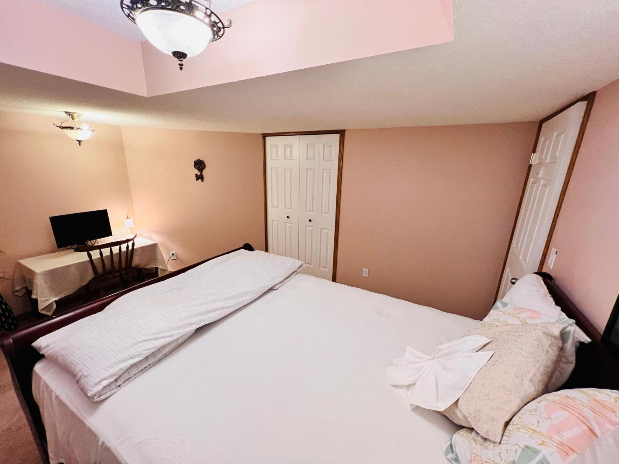 A Classic Homely Basement Suite! Chestermere Eksteriør billede