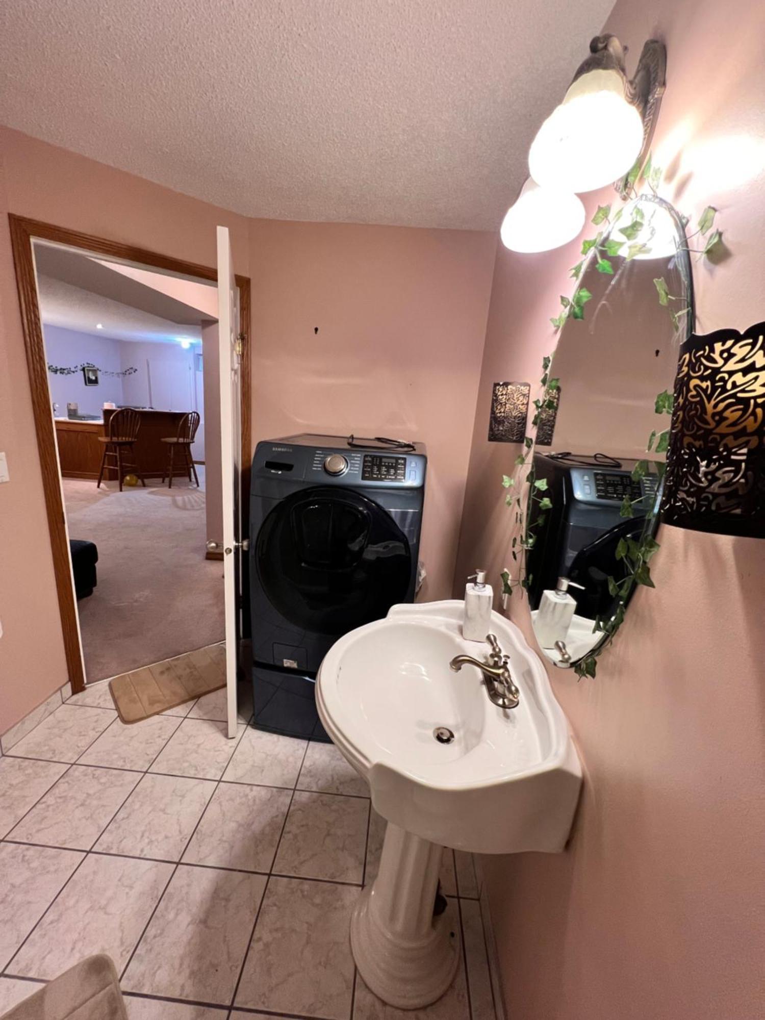 A Classic Homely Basement Suite! Chestermere Eksteriør billede